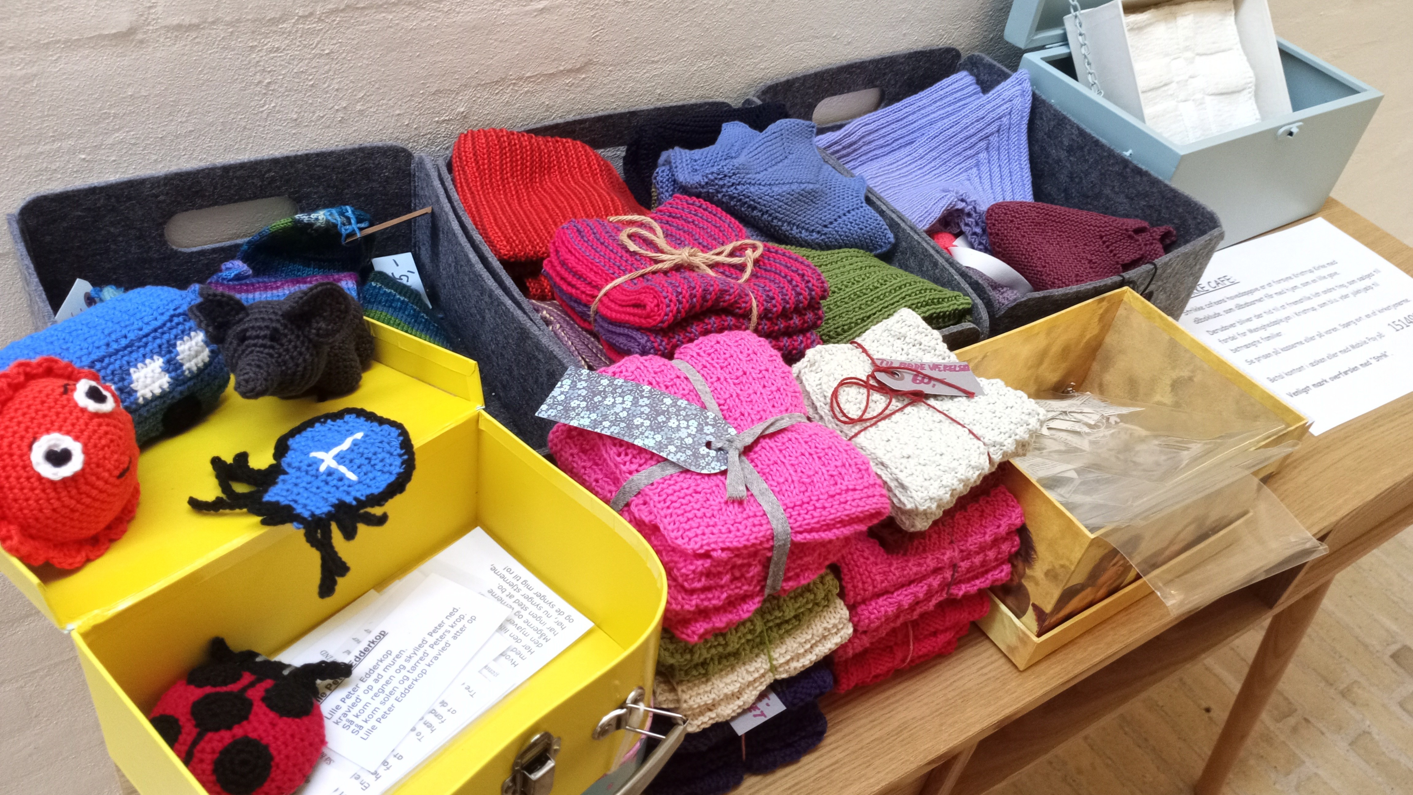 Højskolesangbog og éfterårsløv liggende på kaffebord