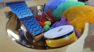 Animeret billede Rytmeinstrumenter og kulørte chiffontørklæder i døbefont