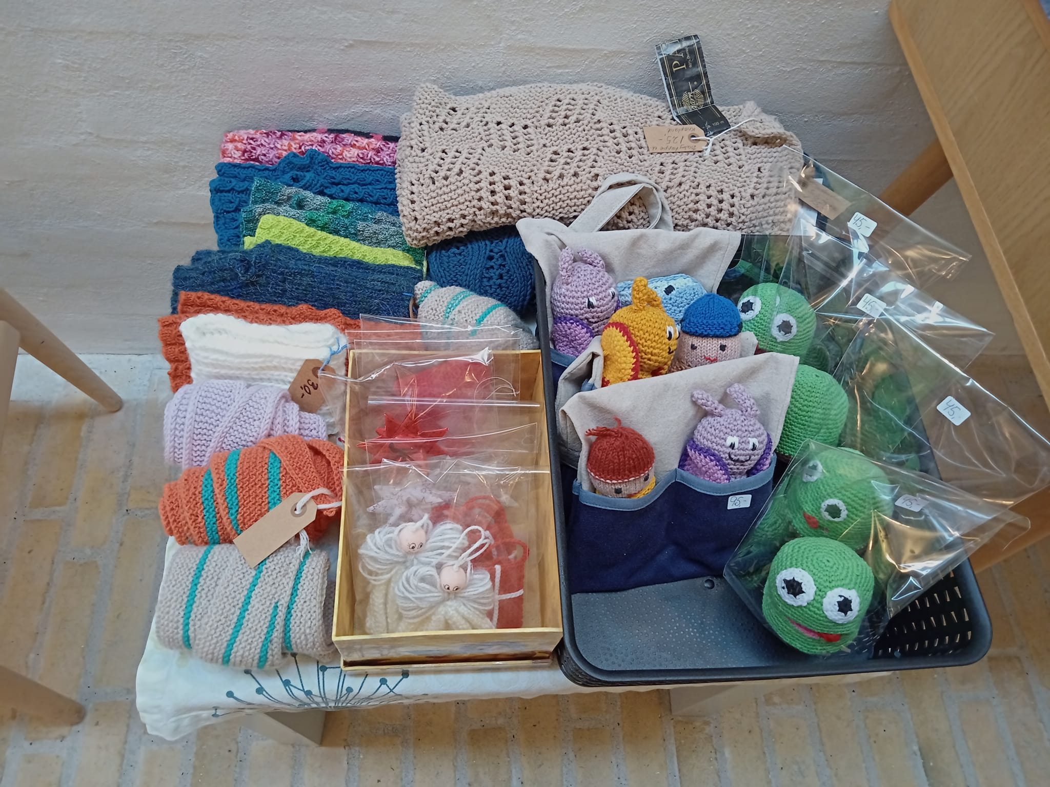 Udstilling af strikket og hæklet håndarbejde