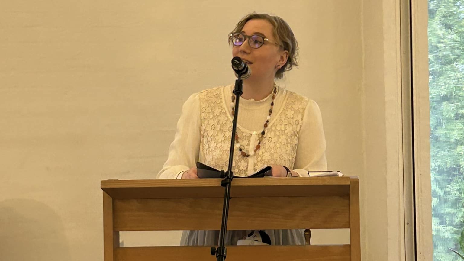 Stak af bøger på hvid baggrund