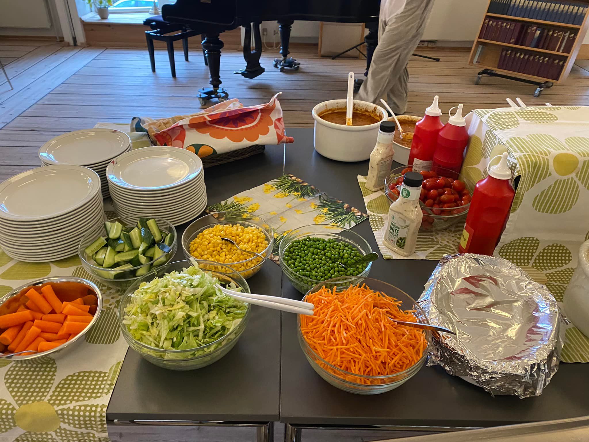 Kødsauce, salat og gnavegrønt på tag-selv-bord