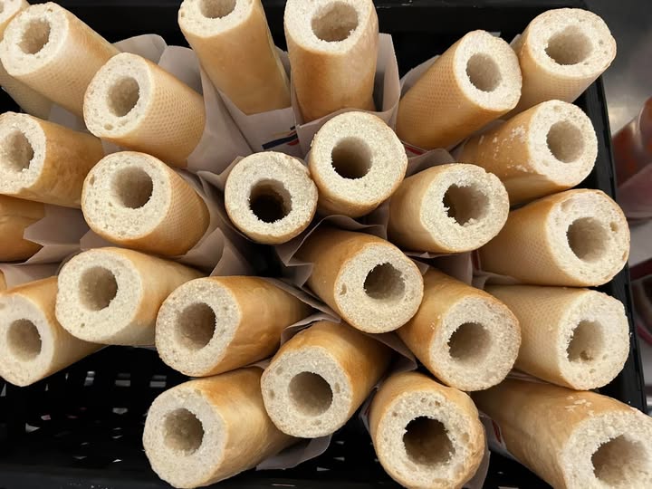 Mange franske hotdogbrød set fra oven