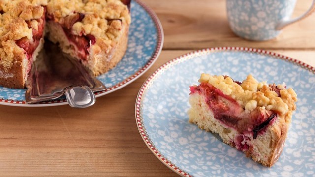 Animeret billede af mand med hat siddende på bænk, kiggende på fugl