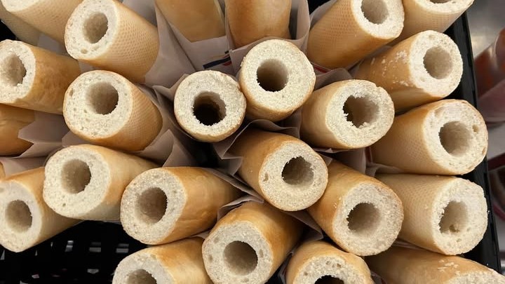 Tomme franske hotdog-brød set fra oven