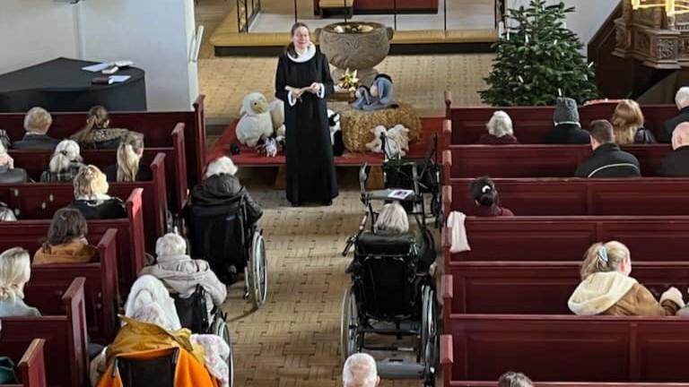 Solsikkesnor og solsikke-emblem liggende på døbefont