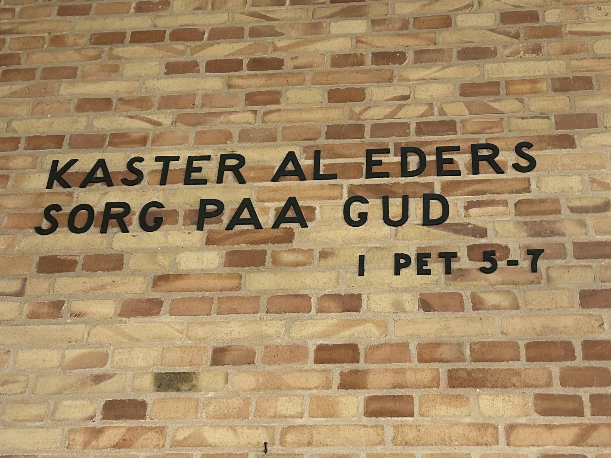 Frugt, grøn og solsikker ovenpå halmballe foran døbefont