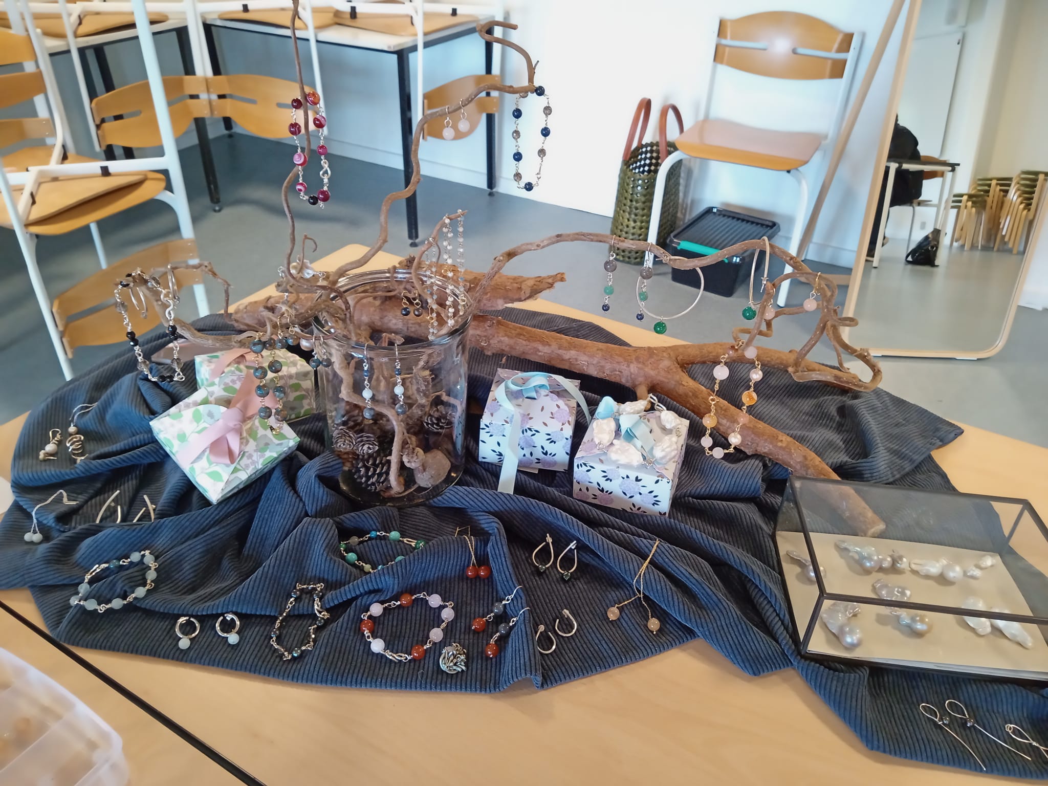 Mand siddende på bænk kiggende på flyvende fugl